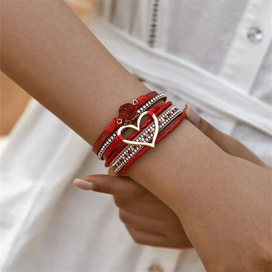 Pulseira de Couro Feminina com Pingente de Coração e Strass