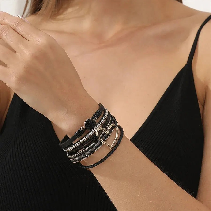 Pulseira de Couro Feminina com Pingente de Coração e Strass