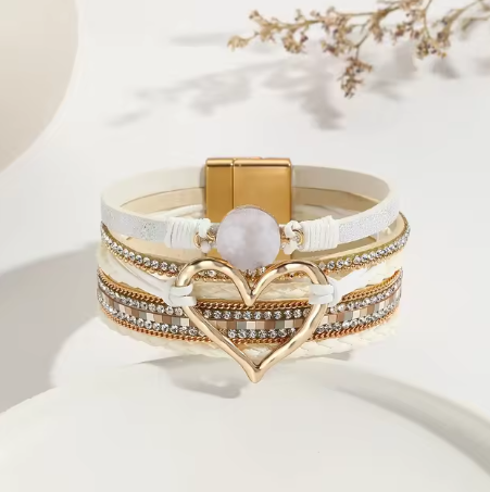 Pulseira de Couro Feminina com Pingente de Coração e Strass